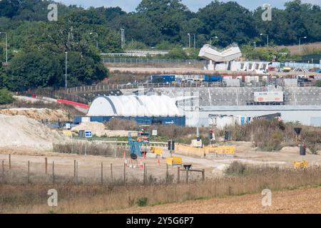 West Hyde, Hertfordshire, Großbritannien. September 2024. Die HS2 High Speed Rail Baustelle in West Hyde, Rickmansworth, Hertfordshire. Die Arbeit hat einen Großteil der Landschaft vernichtet. Die zweite Phase der HS2 wurde von Rishi Sunak abgesagt, aber Andy Burnham ruft jetzt auf, eine neue Eisenbahnverbindung von London nach Manchester zu bauen. Kredit: Maureen McLean/Alamy Stockfoto