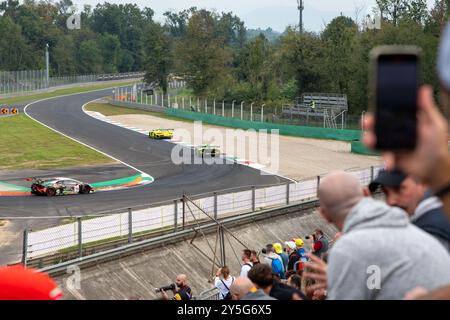 Fans, die eine Fanatec GT Word Challenge in Monza während des Fanatec GT Endurance Cup, dem Endurance-Rennen in Monza, Italien, am 22. September 2024 anschauen Stockfoto