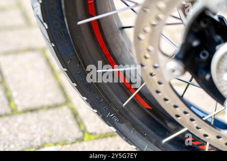 Istanbul, Türkei, 09.01.2024: Nahaufnahme einer Scheibenbremsanlage an einem Motorrad, die die Feinmechanik und Bremsleistung von Th zeigt Stockfoto