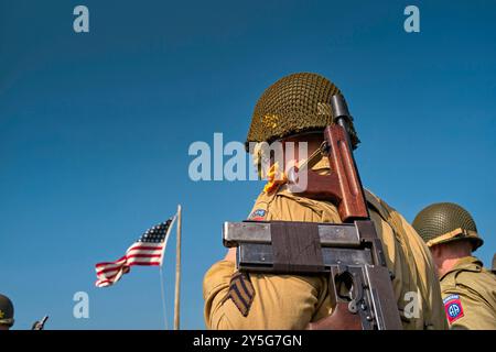 Nijmegen, Gelderland, Niederlande. September 2024. Die Reenactoren sind in Originaluniformen und Originalwaffen zu sehen. Diese Reenactors üben die Nachstellung der „Kreuzung der Waal“. Die Praxis fand am Fluss Waal in einem Überlaufgebiet namens Nevengeul statt. Hier befindet sich auch das Denkmal auf dem Deich. Vor 80 Jahren überquerten 260 Soldaten der 82. Luftlandedivision die Waal in 26 Segelbooten, um die Waal-Brücke gleichzeitig von Süden und Osten anzugreifen. Die Hälfte der 260 Soldaten wurde verletzt und 48 wurden bei dieser Aktion getötet. Es ist nicht bekannt, wie viele deutsche sol Stockfoto