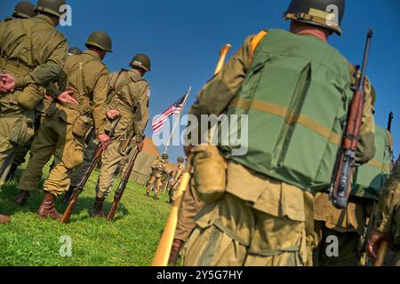 Nijmegen, Gelderland, Niederlande. September 2024. Die Reenactors erhalten vor der Aktion eine Einweisung. Diese Reenactors üben die Nachstellung der „Kreuzung der Waal“. Die Praxis fand am Fluss Waal in einem Überlaufgebiet namens Nevengeul statt. Hier befindet sich auch das Denkmal auf dem Deich. Vor 80 Jahren überquerten 260 Soldaten der 82. Luftlandedivision die Waal in 26 Segelbooten, um die Waal-Brücke gleichzeitig von Süden und Osten anzugreifen. Die Hälfte der 260 Soldaten wurde verletzt und 48 wurden bei dieser Aktion getötet. Es ist nicht bekannt, wie viele deutsche Soldaten starben Stockfoto