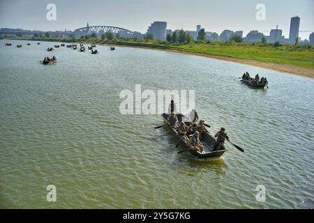 Nijmegen, Gelderland, Niederlande. September 2024. Reenactors üben im Nevengeul neben dem Waal in dem Gebiet, in dem die Überquerung des Waal am 20. September 1944 stattfand. Die Boote, die sie dafür benutzen, sind nicht die ursprünglichen Boote. Diese Reenactors üben die Nachstellung der „Kreuzung der Waal“. Die Praxis fand am Fluss Waal in einem Überlaufgebiet namens Nevengeul statt. Hier befindet sich auch das Denkmal auf dem Deich. Vor 80 Jahren überquerten 260 Soldaten der 82. Luftlandedivision die Waal in 26 Segelbooten, um die Waal-Brücke von Süden und Osten anzugreifen Stockfoto