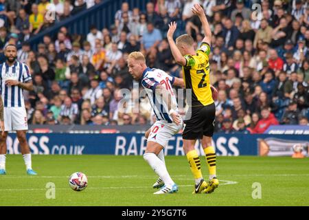 Birmingham, Großbritannien. September 2024. West Bromwich Albion Mittelfeldspieler Uros Racic (20) und Plymouth Argyle Mittelfeldspieler Adam Forshaw (27) während des West Bromwich Albion FC gegen Plymouth Argyle FC SKY BET EFL Championship Match bei den Hawthorns, West Bromwich, Birmingham, England, Großbritannien am 21. September 2024 Credit: Every Second Media/Alamy Live News Stockfoto