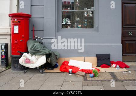 Windsor, Großbritannien. September 2024. Betten eines der Obdachlosen, die auf der Straße gegenüber von Windsor Castle in Windsor, Berkshire, leben und schlafen. Kredit: Maureen McLean/Alamy Stockfoto