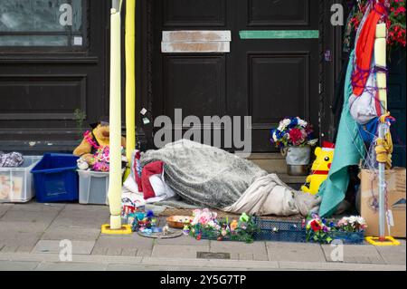 Windsor, Großbritannien. September 2024. Betten eines der Obdachlosen, die auf der Straße gegenüber von Windsor Castle in Windsor, Berkshire, leben und schlafen. Kredit: Maureen McLean/Alamy Stockfoto