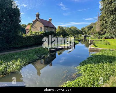 Walsham Locks am River Wey in Ripley, Surrey an einem schönen Tag mit blauem Himmel im Sommer Stockfoto