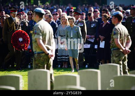 Die Prinzessin nimmt an einer Zeremonie auf dem Arnhem Oosterbeek Kriegsfriedhof in den Niederlanden Teil, um den 80. Jahrestag der Schlacht von Arnhem zu gedenken, Teil der Operation Market Garden, einem Manöver, mit dem im September 1944 eine Route für die alliierten Streitkräfte nach Norddeutschland geschaffen werden soll. Vor 80 Jahren sprangen rund 1.900 alliierte Luftlandeeinheiten der 4. Fallschirmbrigade von Militärflugzeugen in die besetzten Niederlande, um die Brücken bei Arnheim zu erobern. Bilddatum: Sonntag, 22. September 2024. Stockfoto