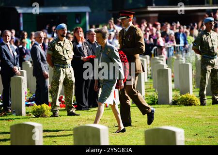 Die Prinzessin nimmt an einer Zeremonie auf dem Arnhem Oosterbeek Kriegsfriedhof in den Niederlanden Teil, um den 80. Jahrestag der Schlacht von Arnhem zu gedenken, Teil der Operation Market Garden, einem Manöver, mit dem im September 1944 eine Route für die alliierten Streitkräfte nach Norddeutschland geschaffen werden soll. Vor 80 Jahren sprangen rund 1.900 alliierte Luftlandeeinheiten der 4. Fallschirmbrigade von Militärflugzeugen in die besetzten Niederlande, um die Brücken bei Arnheim zu erobern. Bilddatum: Sonntag, 22. September 2024. Stockfoto