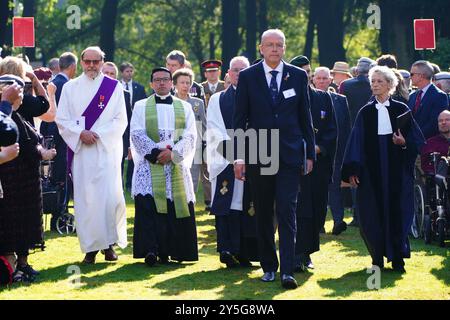 Die Prinzessin Royal (Mitte) nimmt an einer Zeremonie auf dem Arnhem Oosterbeek Kriegsfriedhof in den Niederlanden Teil, um den 80. Jahrestag der Schlacht von Arnheim zu gedenken, Teil der Operation Market Garden, einem Manöver, mit dem im September 1944 eine Route für die alliierten Streitkräfte nach Norddeutschland geschaffen werden soll. Vor 80 Jahren sprangen rund 1.900 alliierte Luftlandeeinheiten der 4. Fallschirmbrigade von Militärflugzeugen in die besetzten Niederlande, um die Brücken bei Arnheim zu erobern. Bilddatum: Sonntag, 22. September 2024. Stockfoto