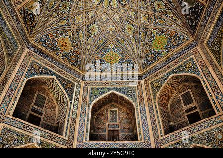 Detail der Kuppel und Nischen in der Tilya kori Moschee in der Registan von Samarkand Stockfoto