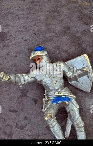 Detail eines Vintage-Spielzeugmodells von Ritter oder Kreuzritter in silberner Rüstung mit Schild und Schwert Stockfoto