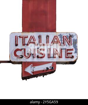 Ein rustikales Vintage Retro-Schild für italienische Küche in Einer Stadt der USA, isoliert auf weißem Hintergrund Stockfoto