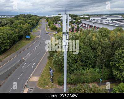 Luftaufnahme eines 5G-Telekommunikationsturms in Wolverhampton, Großbritannien. Stockfoto