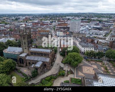 Aus der Vogelperspektive auf das Zentrum von Wolverhampton (WV1), West Midlands, England einschließlich St. Peter's Collegiate Church. Stockfoto