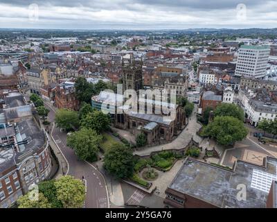 Aus der Vogelperspektive auf das Zentrum von Wolverhampton (WV1), West Midlands, England einschließlich St. Peter's Collegiate Church. Stockfoto