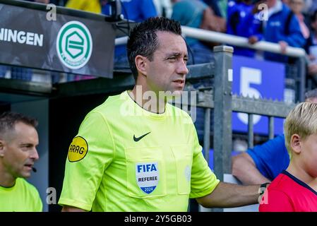 Heerenveen, Niederlande. September 2024. HEERENVEEN, NIEDERLANDE - 22. SEPTEMBER: Schiedsrichter Dennis Higler sieht beim niederländischen Eredivisie-Spiel zwischen sc Heerenveen und FC Groningen im Abe Lenstra Stadion am 22. September 2024 in Heerenveen, Niederlande. (Foto von Andre Weening/Orange Pictures) Credit: Orange Pics BV/Alamy Live News Stockfoto