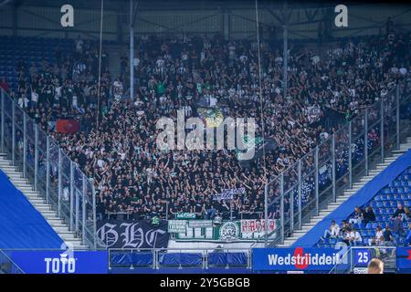 Heerenveen, Niederlande. September 2024. HEERENVEEN, NIEDERLANDE - 22. SEPTEMBER: Fans des FC Groningen singen während des niederländischen Eredivisie-Spiels zwischen sc Heerenveen und FC Groningen im Abe Lenstra Stadion am 22. September 2024 in Heerenveen, Niederlande. (Foto: Pieter van der Woude/Orange Pictures) Credit: dpa/Alamy Live News Stockfoto