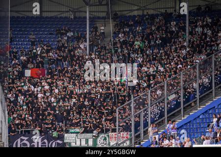 Heerenveen, Niederlande. September 2024. HEERENVEEN, NIEDERLANDE - 22. SEPTEMBER: Fans des FC Groningen betreten das Stadion während des niederländischen Eredivisie-Spiels zwischen sc Heerenveen und FC Groningen am 22. September 2024 im Abe Lenstra Stadion in Heerenveen, Niederlande. (Foto: Pieter van der Woude/Orange Pictures) Credit: dpa/Alamy Live News Stockfoto