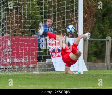 Heather, Großbritannien. September 2024. Ein Schuss von Heather St John's Jacob Carter schlägt Inkberrow Keeper Gabriel Bajrami in der zweiten Vorrunde der FA Vase Heather St Johns gegen Sporting Club Inkberrow . Quelle: Clive Stapleton/Alamy Live News Stockfoto