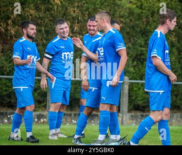 Heather, Großbritannien. September 2024. Die Spieler von Heather St Johns feiern mit Kapitän Kyle Jardine sein Tor beim Sieg 2-0 über Inkberrow in der zweiten Vorrunde der FA Vase Heather St Johns gegen Sporting Club Inkberrow. Quelle: Clive Stapleton/Alamy Live News Stockfoto