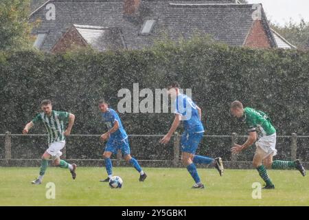 Heather, Großbritannien. September 2024. Heather St John Spieler Jack Hession spielte durch starken Regen in der zweiten Vorrunde der FA Vase zwischen Heather St Johns und Sporting Club Inkberrow. Quelle: Clive Stapleton/Alamy Live News Stockfoto