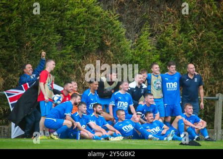 Heather, Großbritannien. September 2024. Das Heather St Johns Team feiert den Sieg 2-0 über Sporting Club Inkberrow in der zweiten Vorrunde der FA Vase. Quelle: Clive Stapleton/Alamy Live News Stockfoto