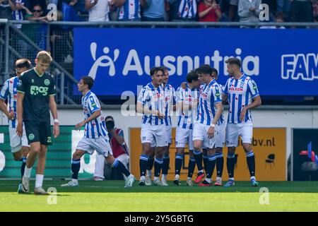 Heerenveen, Niederlande. September 2024. HEERENVEEN, NIEDERLANDE - 22. SEPTEMBER: Spieler von sc Heerenveen feiern das Tor während des niederländischen Eredivisie-Spiels zwischen sc Heerenveen und FC Groningen im Abe Lenstra Stadion am 22. September 2024 in Heerenveen, Niederlande. (Foto von Andre Weening/Orange Pictures) Credit: Orange Pics BV/Alamy Live News Stockfoto