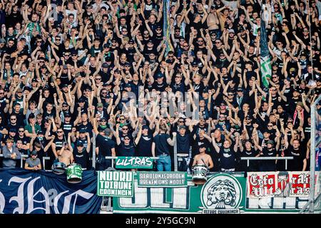 Heerenveen, Niederlande. September 2024. HEERENVEEN, 22.09.2024, Stadion Abe Lenstra, niederländischer Fußball, Eredivisie, Saison 2024/2025, während des Spiels SC Heerenveen - FC Groningen, Fans des FC Groningen Credit: Pro Shots/Alamy Live News Stockfoto