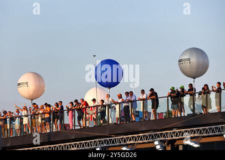 Singapur, Singapur. September 2024. Kreislaufatmosphäre – Lüfter. Formel-1-Weltmeisterschaft, Rd 18, Grand Prix von Singapur, Sonntag, 22. September 2024. Marina Bay Street Circuit, Singapur. Quelle: James Moy/Alamy Live News Stockfoto