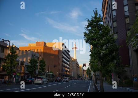 Kyoto, Japan - 18. Juni 2024: Die berühmte Touristenattraktion, der Nidec Kyoto Tower und die umliegende Stadt Kyoto leuchten während eines späten Su im Sonnenlicht Stockfoto