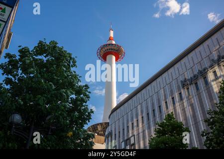 Kyoto, Japan - 18. Juni 2024: Die berühmte Touristenattraktion, der Nidec Kyoto Tower und die umliegende Stadt Kyoto leuchten während eines späten Su im Sonnenlicht Stockfoto