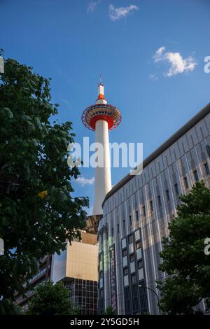 Kyoto, Japan - 18. Juni 2024: Die berühmte Touristenattraktion, der Nidec Kyoto Tower und die umliegende Stadt Kyoto leuchten während eines späten Su im Sonnenlicht Stockfoto