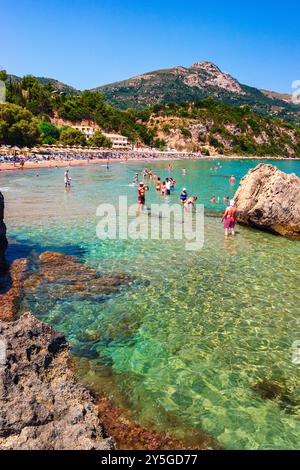 Wunderschöner sonniger Blick auf einen der Strände von Zakynthos Porto Zorro, Griechenland Stockfoto