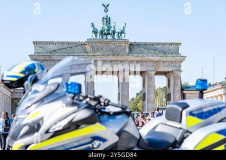 Marsch für das Leben des Vereins Bundesverband Lebensrecht BVL 21.09.2024, Berlin. Polizei Polizeieinsatz Einsatzkräfte bei der Demonstration am Brandenburger Tor gegen das Abtreibungsverbot und den Paragraf 218 Berlin Deutschland *** März für das Leben des Bundesverbandes für das Recht auf Leben BVL 21 09 2024, Berlin Polizeieinsatz bei der Demonstration am Brandenburger Tor gegen das Abtreibungsverbot und Paragraf 218 Berlin Berlin Deutschland Copyright: XBahhoxKarax Stockfoto