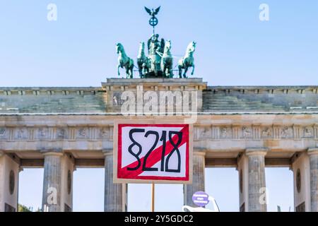 Marsch für das Leben des Vereins Bundesverband Lebensrecht BVL 21.09.2024, Abtreibungsgegner protestieren beim Marsch für das Leben vom Bundesverband Lebensrecht in Berlin - unter anderem mit AfD-Politikerin Beatrix von Storch Polizei Polizeieinsatz Einsatzkräfte bei der Demonstration am Brandenburger Tor gegen das Abtreibungsverbot und den Paragraf 218 Berlin Deutschland *** Lebensmarsch des Bundesverbandes Rechts auf Leben BVL 21 09 2024, Anti-Abtreibung-Demonstranten auf dem Marsch um das Leben der Bundesvereinigung für Recht auf Leben in Berlin mit AfD-Politikerin Beatrix Stockfoto