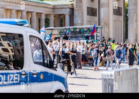 Marsch für das Leben des Vereins Bundesverband Lebensrecht BVL 21.09.2024, Abtreibungsgegner protestieren beim Marsch für das Leben vom Bundesverband Lebensrecht in Berlin - unter anderem mit AfD-Politikerin Beatrix von Storch Polizei Polizeieinsatz Einsatzkräfte bei der Demonstration am Brandenburger Tor gegen das Abtreibungsverbot und den Paragraf 218 Berlin Deutschland *** Lebensmarsch des Bundesverbandes Rechts auf Leben BVL 21 09 2024, Anti-Abtreibung-Demonstranten auf dem Marsch um das Leben der Bundesvereinigung für Recht auf Leben in Berlin mit AfD-Politikerin Beatrix Stockfoto