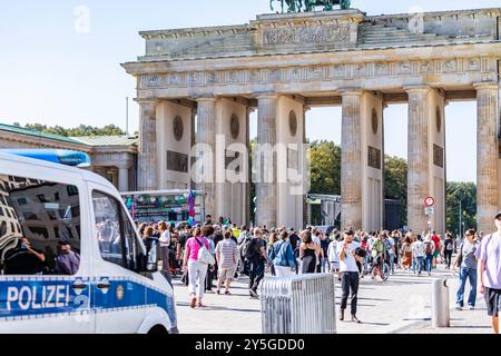 Marsch für das Leben des Vereins Bundesverband Lebensrecht BVL 21.09.2024, Abtreibungsgegner protestieren beim Marsch für das Leben vom Bundesverband Lebensrecht in Berlin - unter anderem mit AfD-Politikerin Beatrix von Storch Polizei Polizeieinsatz Einsatzkräfte bei der Demonstration am Brandenburger Tor gegen das Abtreibungsverbot und den Paragraf 218 Berlin Deutschland *** Lebensmarsch des Bundesverbandes Rechts auf Leben BVL 21 09 2024, Anti-Abtreibung-Demonstranten auf dem Marsch um das Leben der Bundesvereinigung für Recht auf Leben in Berlin mit AfD-Politikerin Beatrix Stockfoto