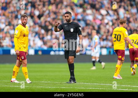 John Smith's Stadium, Huddersfield, England - 21. September 2024 Schiedsrichter Sunny Singh Gill - während des Spiels Huddersfield Town gegen Northampton Town, Sky Bet League One, 2024/25, John Smith's Stadium, Huddersfield, England - 21. September 2024 Credit: Mathew Marsden/WhiteRosePhotos/Alamy Live News Stockfoto