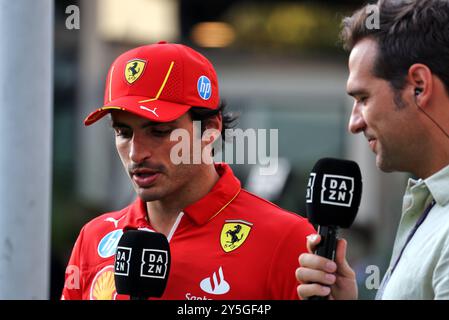 Singapur, Singapur. September 2024. Carlos Sainz Jr (ESP) Ferrari. 22.09.2024. Formel-1-Weltmeisterschaft, Rd 18, Grand Prix Von Singapur, Marina Bay Street Circuit, Singapur, Renntag. Das Foto sollte lauten: XPB/Alamy Live News. Stockfoto