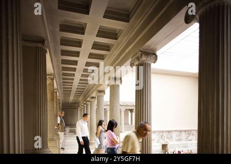 Berlin, Deutschland, 24. Juli 2009, Gäste bewundern die atemberaubende Architektur und Artefakte des Pergamonaltars im Pergamonmuseum in Berlin, Germa Stockfoto