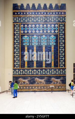 Berlin, Deutschland, 24. Juli 2009, Besucher bewundern die komplizierten Details der Mauer des Ishtar-Tors im Pergamon-Museum, in denen Babylons antike Kunst gezeigt wird Stockfoto