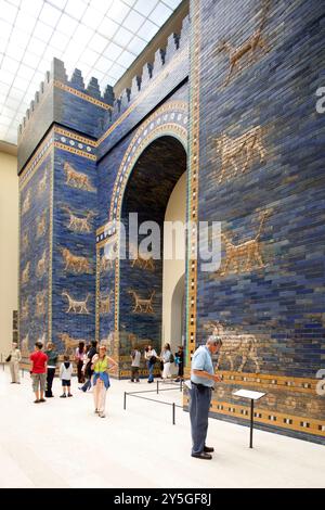 Berlin, Deutschland, 24. Juli 2009, Besucher bestaunen das Ishtar-Tor, ein atemberaubendes Relikt aus Babylon, das sich im Pergamonmuseum in Berlin befindet. Stockfoto