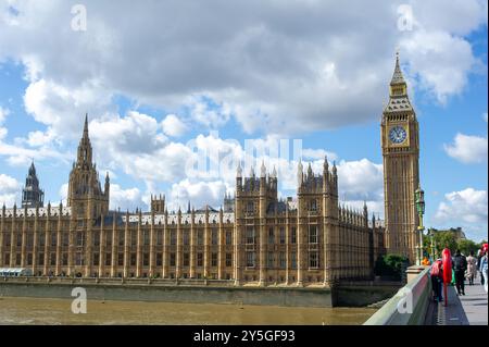 BILDER ABLEGEN. September 2024. Premierminister Keir Starmer, Kanzlerin Rachel Reeves und stellvertretende Premierministerin Angela Rayner haben viel Kritik erhalten, weil sie Geldspenden und Kleidung angenommen haben. Sie haben nun gesagt, dass sie solche Geschenke künftig nicht mehr annehmen werden. Die Bewertung von Keir Starmer ist gesunken, nachdem er angekündigt hatte, die Winterkraftstoffzulage für Rentner, die keine Leistungen erhalten, einzustellen. Westminster, London, Großbritannien. September 2024. Blick auf das House of Commons in Westminster, London. Kredit: Maureen McLean/Alamy Stockfoto