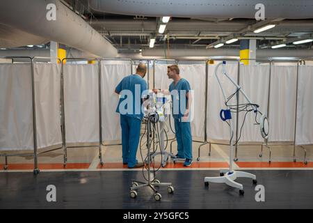 Haifa, Israel. September 2024. Medizinisches Personal transportiert Patienten von den oberen Stockwerken in eine Tiefgarage des Rambam Krankenhauses nach einem Angriff der pro-iranischen Hisbollah-Bewegung. Quelle: Ilia Yefimovich/dpa/Alamy Live News Stockfoto