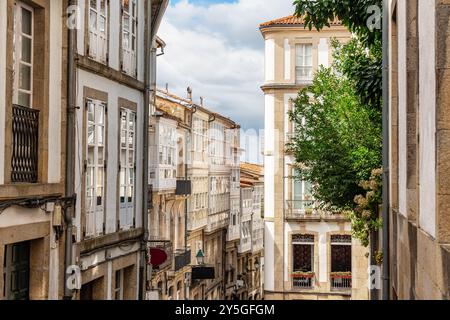 Malerische Gebäude in den engen Gassen des historischen Zentrums von Santiago de Compostela, Galicien. Stockfoto