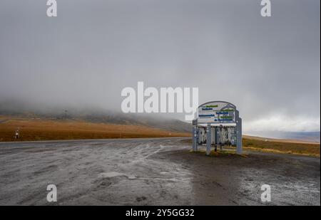 Dempster Highway, Northwest Territories, Kanada – 29. August 2024: Eingangsschild an der Grenze zum Yukon Territory Stockfoto