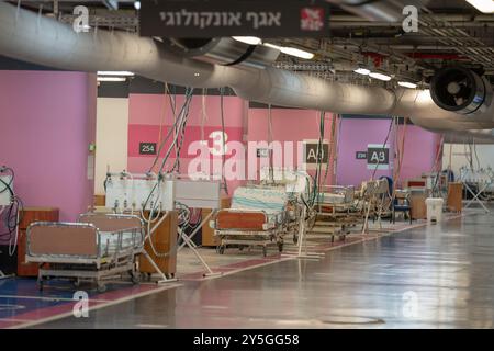 Haifa, Israel. September 2024. Ein Blick auf das Parkhaus des Rambam Krankenhauses, nachdem es nach einem Angriff der pro-iranischen Hisbollah-Bewegung in eine unterirdische Noteinrichtung umgewandelt wurde. Quelle: Ilia Yefimovich/dpa/Alamy Live News Stockfoto