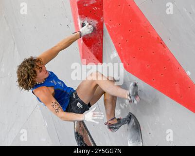 Prag, Tschechische Republik. September 2024. Weltmeisterschaft im Sportklettern (Bouldern), Halbfinale der Frauen, in Prag, Tschechische Republik, 22. September, 2024. Naile Meignan aus Frankreich. Quelle: Michal Krumphanzl/CTK Photo/Alamy Live News Stockfoto