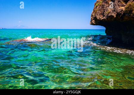 Wunderschöner sonniger Blick auf einen der Strände von Zakynthos Porto Zorro, Griechenland Stockfoto