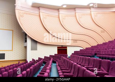 Pjöngjang, Nordkorea - 30. Juli 2015: Innenraum des Großen Theaters von Ost-Pjöngjang in Nordkorea. Der Saal wurde 1989 erbaut und ist Schauplatz für Aufführungen Stockfoto